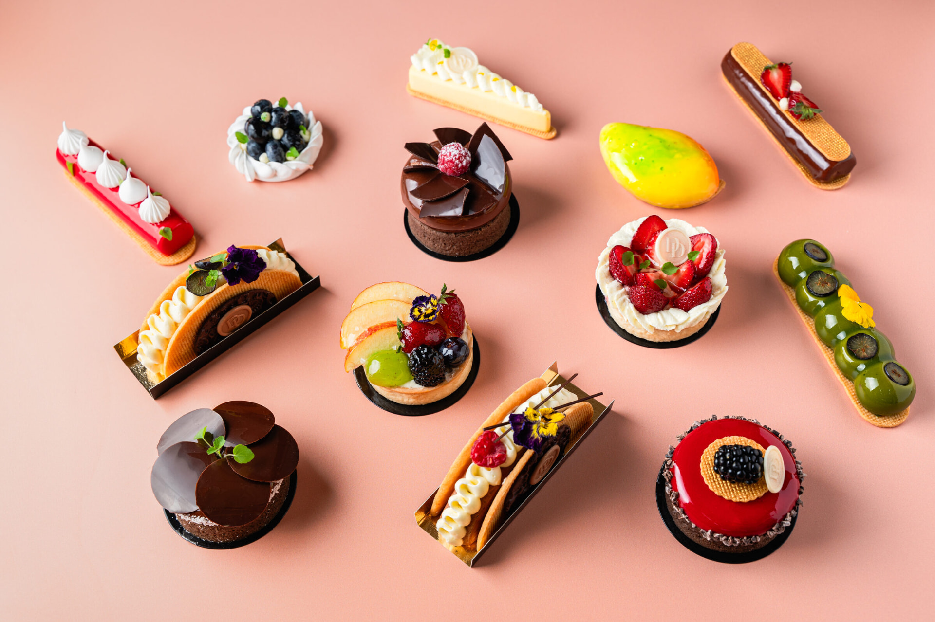 Collectie gebak en desserts, plat gefotografeerd