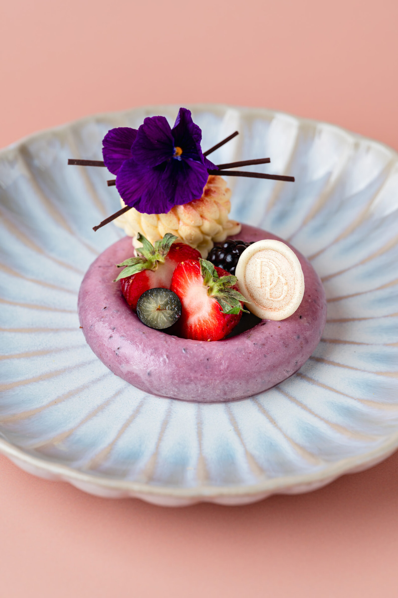 Dessert met aardbeien op een keramisch bord