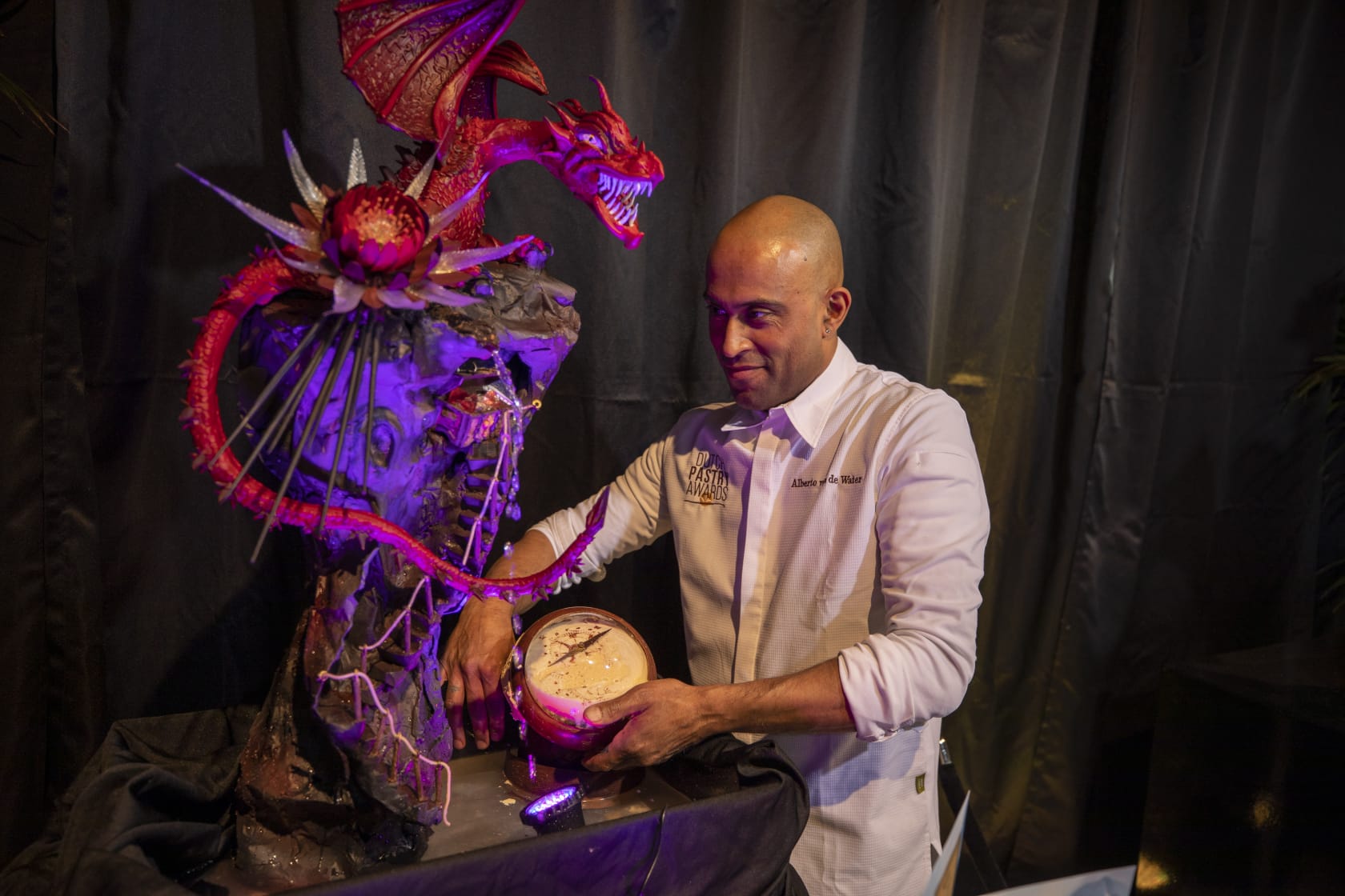 Alberto bij zijn drakensculptuur tijdens de Dutch Pastry Awards