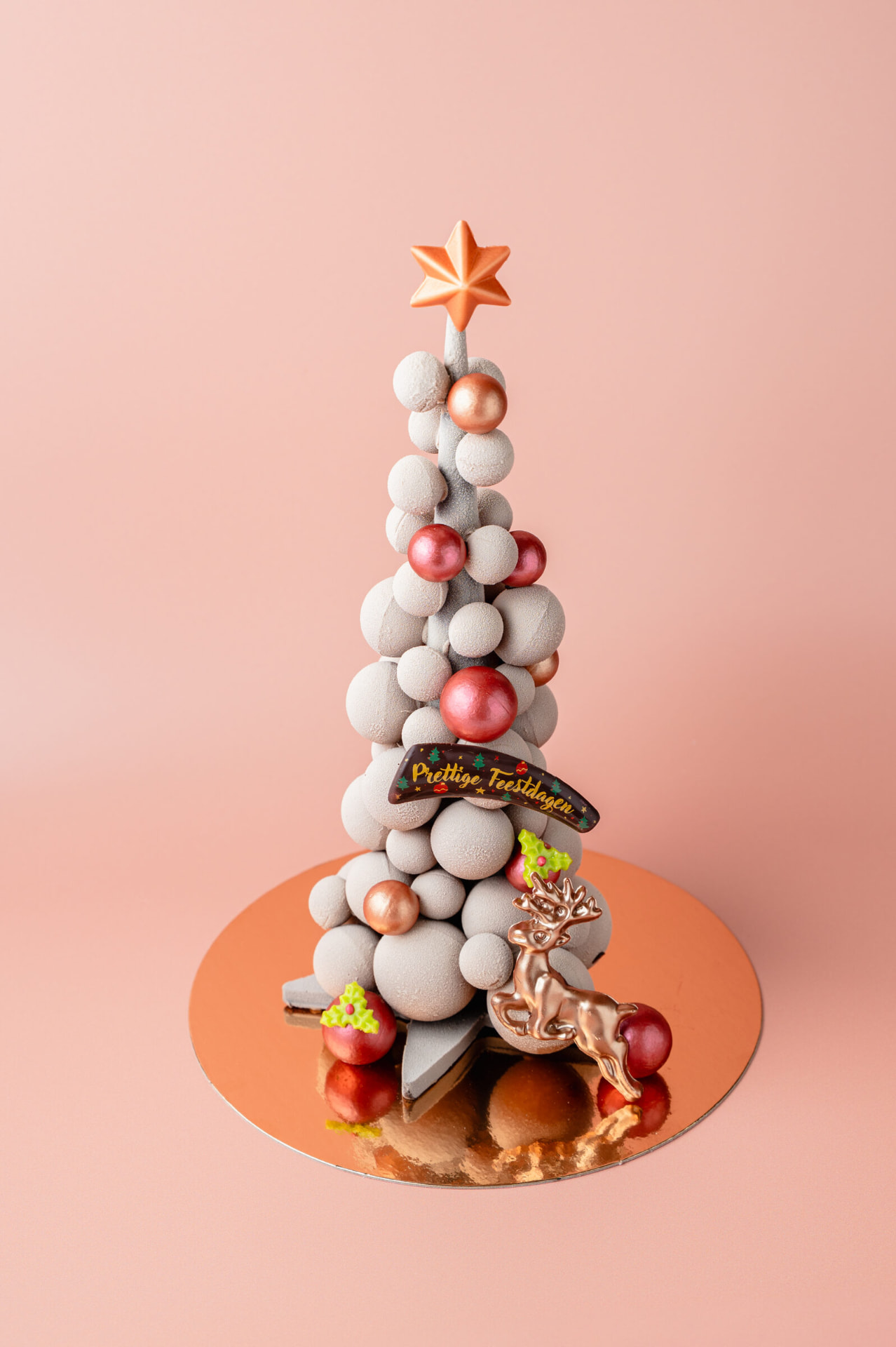 Chocoladekerstboom met gekleurde bollen