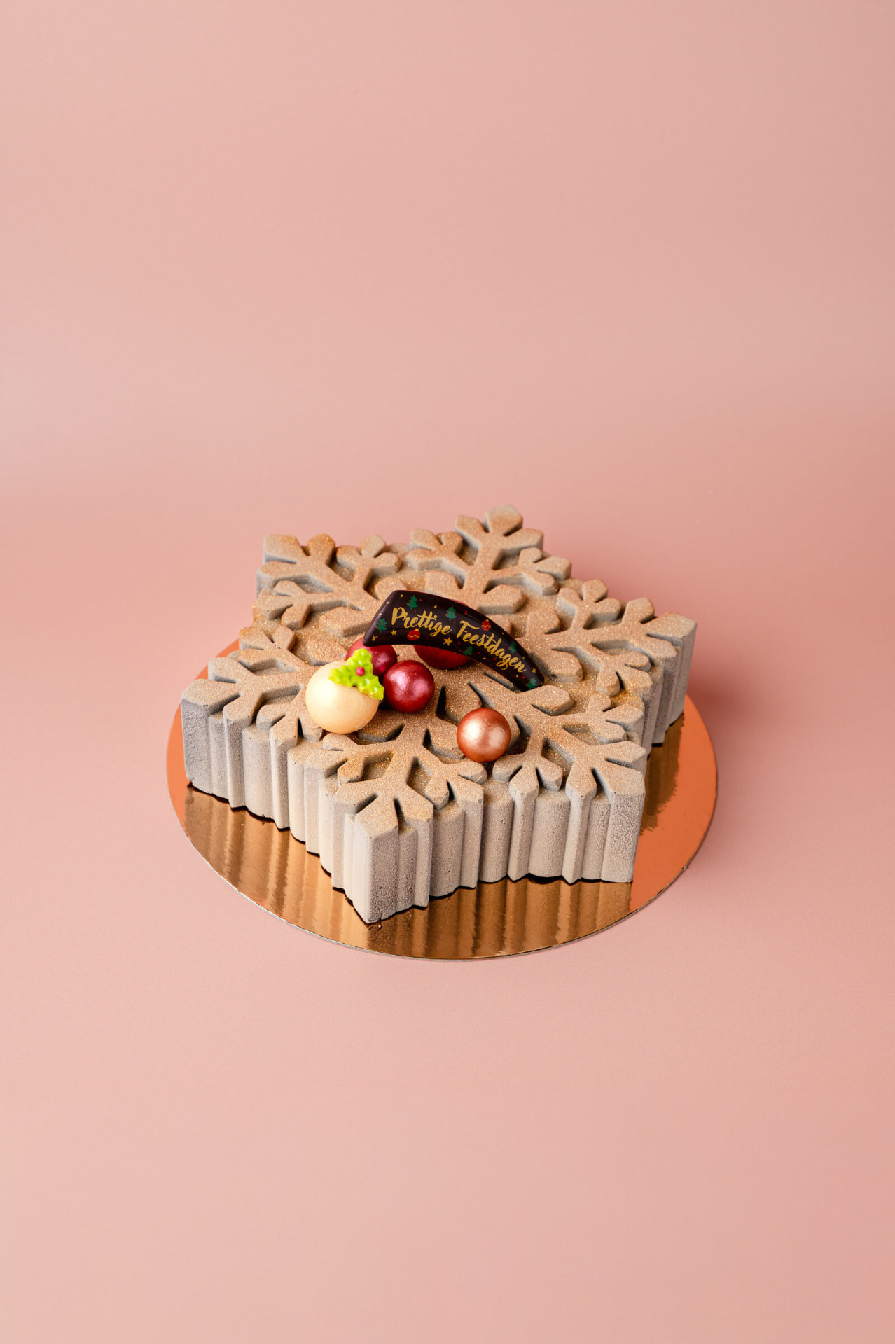 Feestelijke taart met sneeuwvlokdecoratie