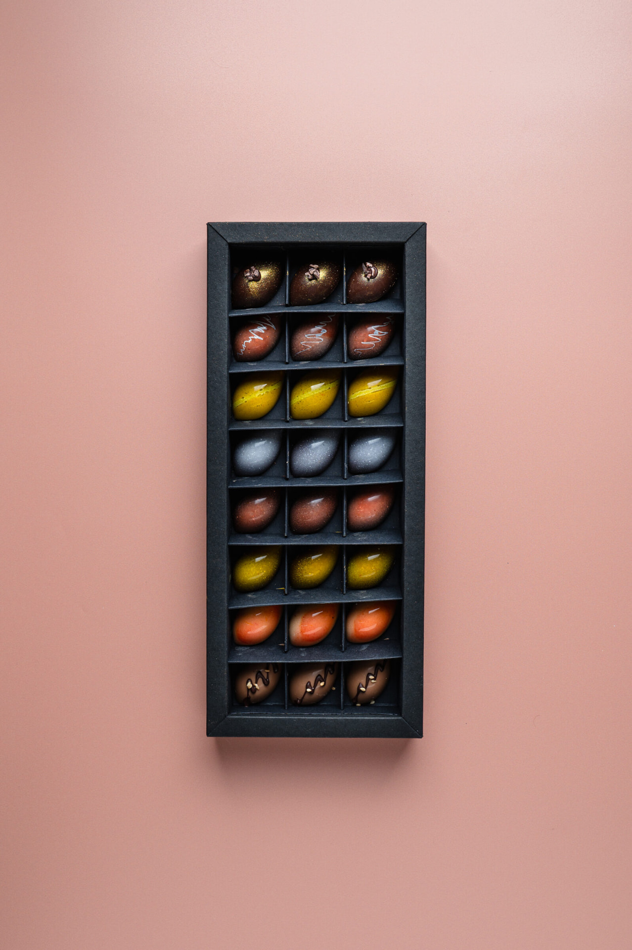 Langwerpige doos met een assortiment handgemaakte bonbons